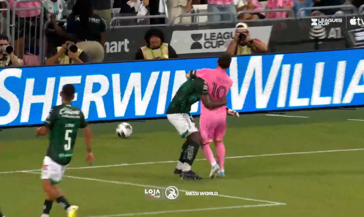 HIT! Leo Messi walczy z rywalem o piłkę, a ten nagle... <3 [VIDEO]